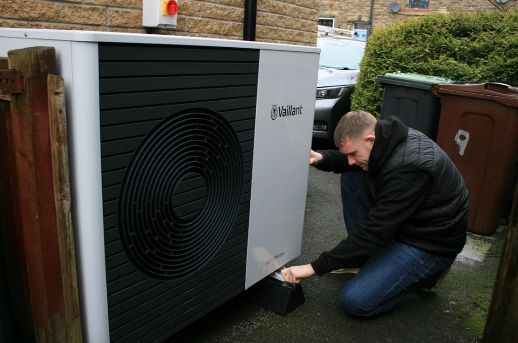 air source heat pump working